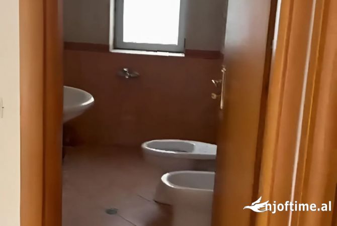 Shtepi ne shitje Apartament ne Tirane, 2+1, Mobilimi Bosh, pa mobiluar, Pagesa 186,000  Euro.