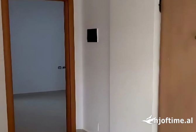 Shtepi ne shitje Apartament ne Tirane, 2+1, Mobilimi Bosh, pa mobiluar, Pagesa 186,000  Euro.