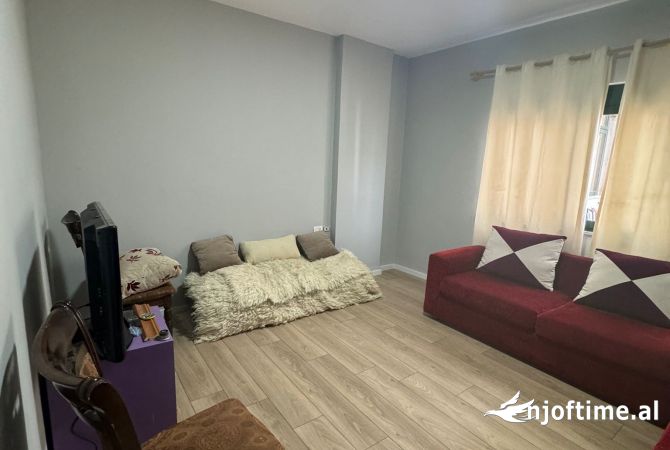 Shtepi me qera Apartament ne Tirane, 2+1, Mobilimi E mobiluar, Pagesa 500  Euro.