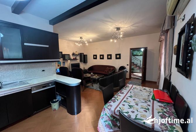 Shtepi me qera Shtepi Private ne Tirane, 4+1, Mobilimi E mobiluar, Pagesa 1,300  Euro.