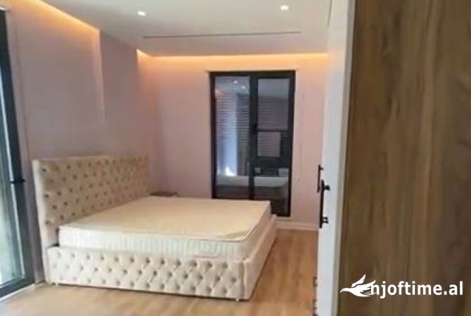 Shtepi me qera Apartament ne Tirane, 3+1, Mobilimi E mobiluar, Pagesa 1,000  Euro.