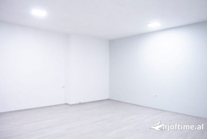 Shtepi me qera Apartament ne Tirane, 2+1, Mobilimi Bosh, pa mobiluar, Pagesa 1,100  Euro.