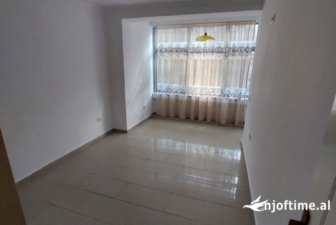 Shtepi ne shitje Apartament ne Tirane, 2+1, Mobilimi E mobiluar, Pagesa 188,000  Euro.