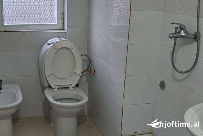 Shtepi me qera Apartament ne Tirane, 2+1, Mobilimi E mobiluar, Pagesa 398  Euro.