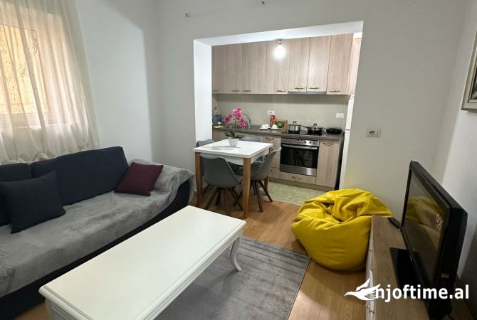 Shtepi me qera Apartament ne Tirane, 3+1, Mobilimi E mobiluar, Pagesa 600  Euro.