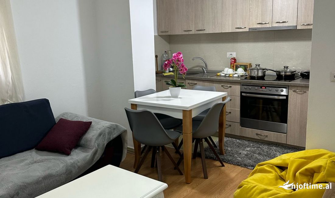 Shtepi me qera Apartament ne Tirane, 3+1, Mobilimi E mobiluar, Pagesa 600  Euro.