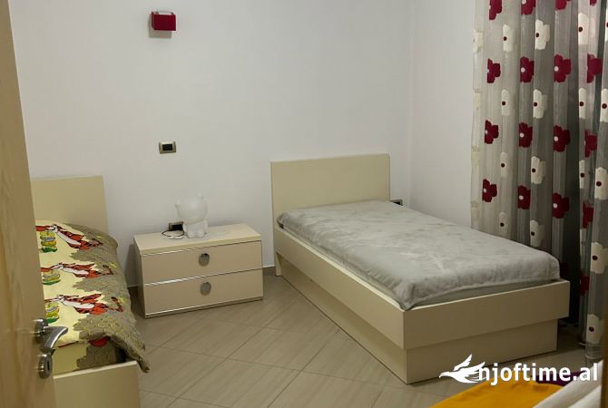 Shtepi me qera Shtepi Private ne Tirane, 7+1, Mobilimi E mobiluar, Pagesa 3,000  Euro.