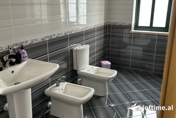 Shtepi me qera Shtepi Private ne Tirane, 7+1, Mobilimi E mobiluar, Pagesa 3,000  Euro.