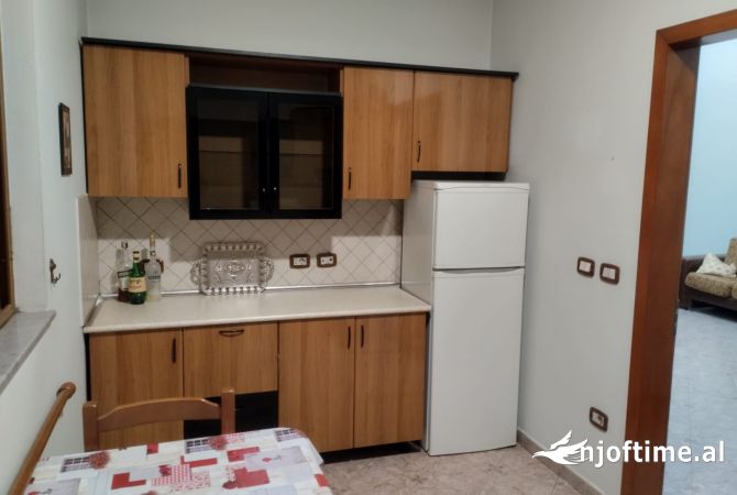 Shtepi me qera Apartament ne Tirane, 3+1, Mobilimi E mobiluar, Pagesa 600  Euro.