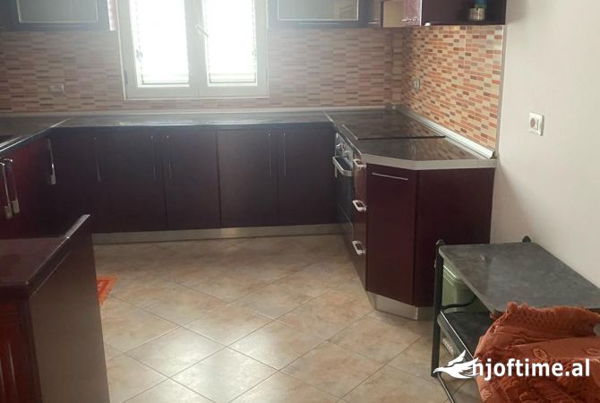 Shtepi me qera Apartament ne Tirane, 3+1, Mobilimi E mobiluar, Pagesa 500  Euro.