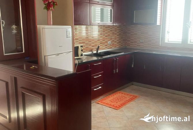 Shtepi me qera Apartament ne Tirane, 3+1, Mobilimi E mobiluar, Pagesa 500  Euro.