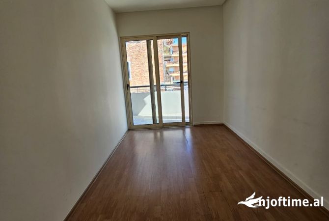 Ambient biznesi me qera 3+1 ne Tirane - 1,500 Euro
