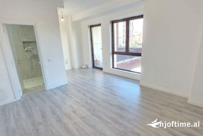 Ambient Biznesi\ Zyre 2+1 me Qera-  Myslym Shyri (VR004)