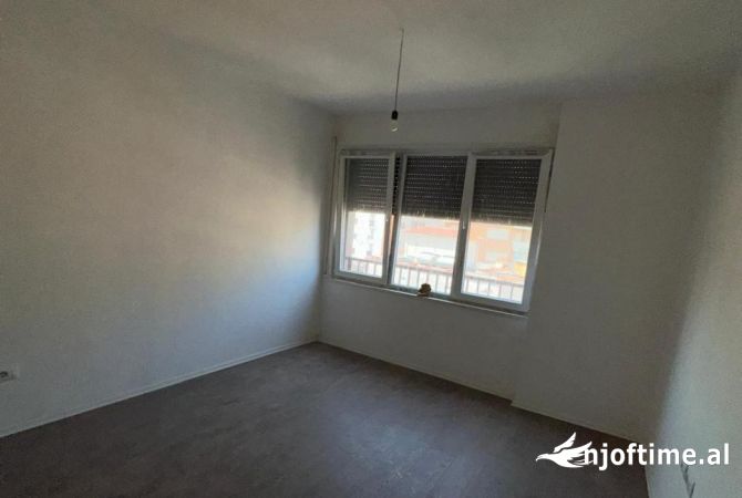 Ambient biznesi me qera 3+1 ne Tirane - 1,100 Euro