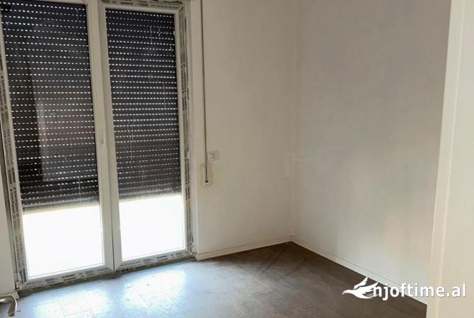 Ambient biznesi me qera 3+1 ne Tirane - 1,100 Euro