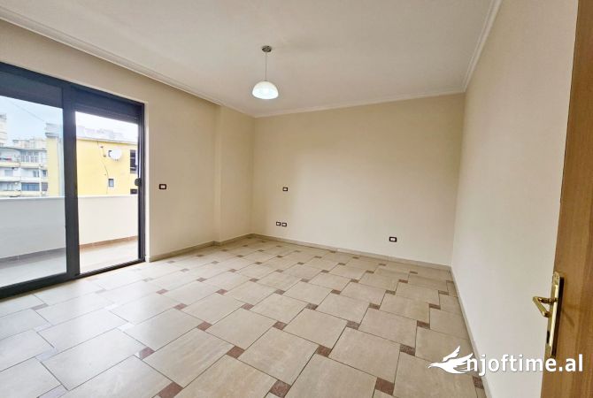 Ambient biznesi me qera/ Zyra - Rruga e Durresit (VR111)