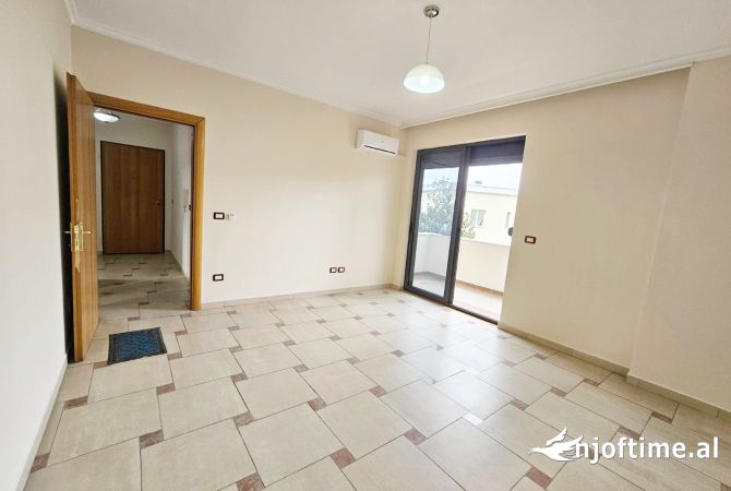 Ambient biznesi me qera/ Zyra - Rruga e Durresit (VR111)