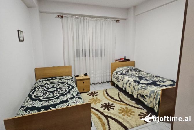 Shtepi me qera Apartament ne Tirane, 3+1, Mobilimi E mobiluar, Pagesa 700  Euro.