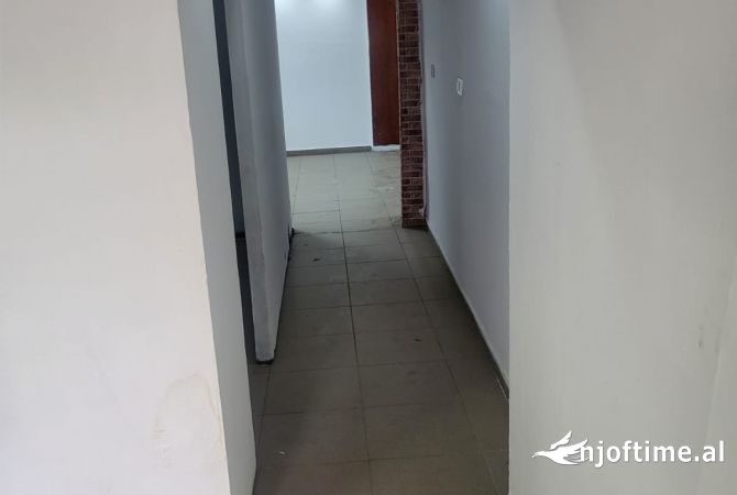  Ambjent Zyre/ Biznesi-Komuna e Parisit (VR007)