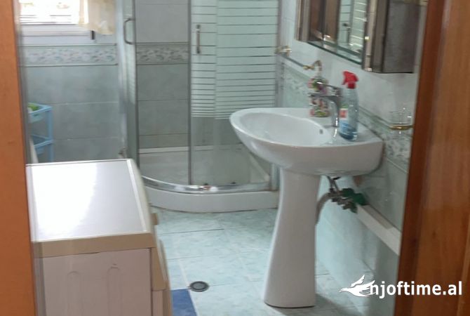 Shtepi me qera Apartament ne Tirane, 1+1, Mobilimi E mobiluar, Pagesa 450  Euro.