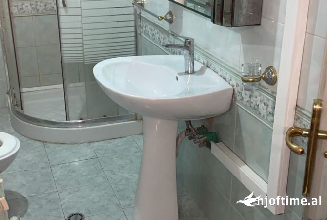 Shtepi me qera Apartament ne Tirane, 1+1, Mobilimi E mobiluar, Pagesa 450  Euro.