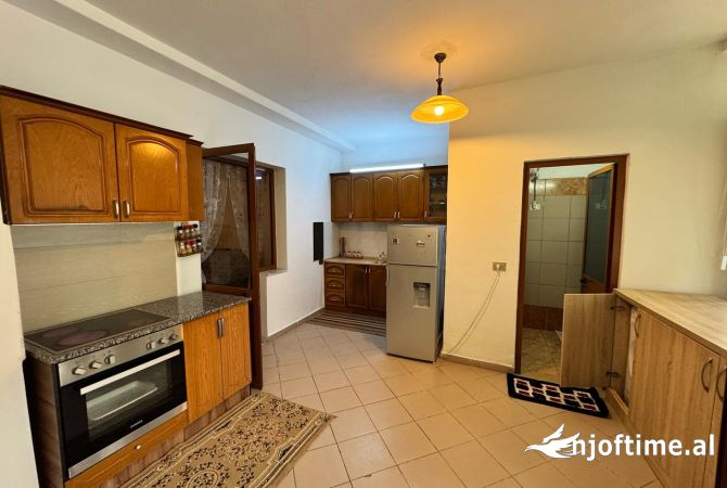 Shtepi me qera Apartament ne Tirane, 2+1, Mobilimi E mobiluar, Pagesa 330  Euro.
