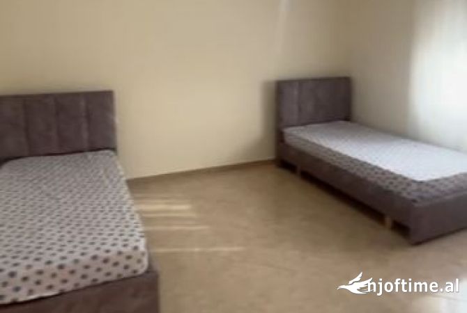 Shtepi me qera Apartament ne Tirane, 3+1, Mobilimi E mobiluar, Pagesa 300  Euro.