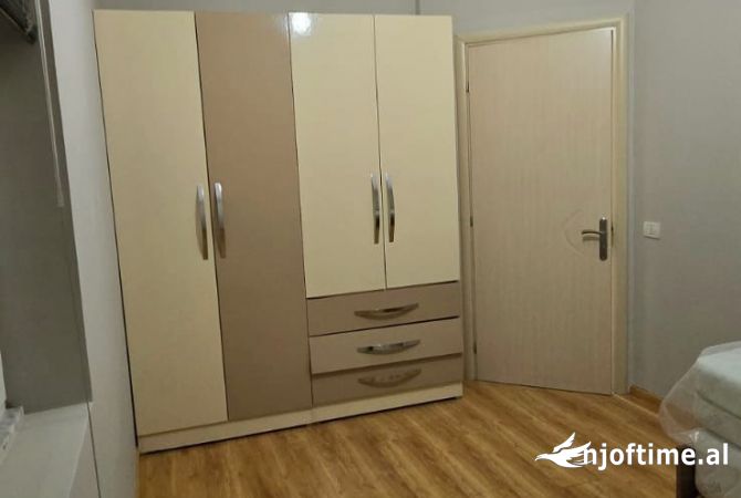Shtepi me qera Apartament ne Tirane, 2+1, Mobilimi E mobiluar, Pagesa 381  Euro.