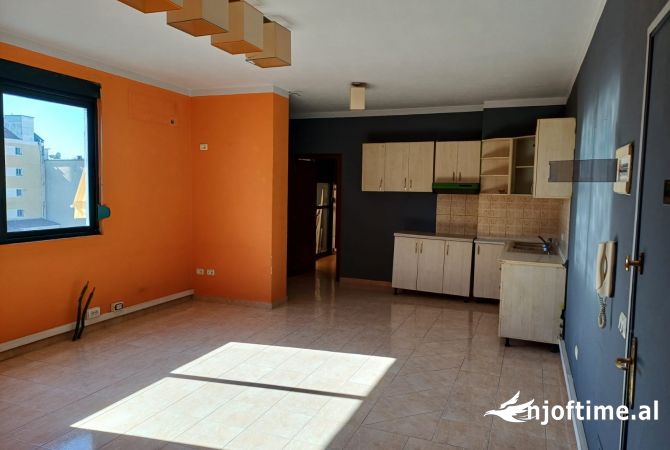 Ambient biznesi me qera 3+1 ne Tirane - 400 Euro