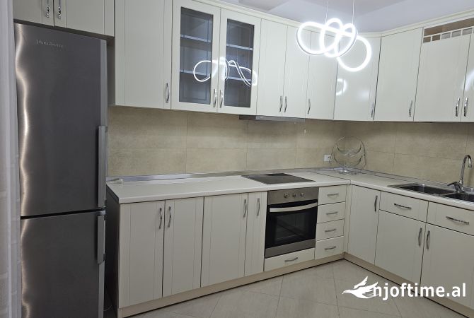 Shtepi me qera Apartament ne Tirane, 3+1, Mobilimi E mobiluar, Pagesa 1,000  Euro.