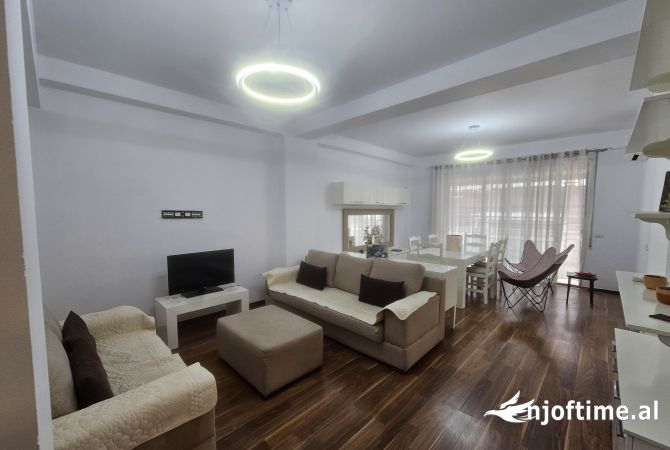 Shtepi me qera Apartament ne Tirane, 3+1, Mobilimi E mobiluar, Pagesa 1,000  Euro.