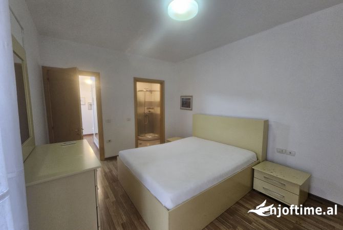 Shtepi me qera Apartament ne Tirane, 3+1, Mobilimi E mobiluar, Pagesa 1,000  Euro.