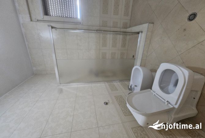 Shtepi me qera Apartament ne Tirane, 3+1, Mobilimi E mobiluar, Pagesa 1,000  Euro.