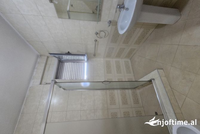 Shtepi me qera Apartament ne Tirane, 3+1, Mobilimi E mobiluar, Pagesa 1,000  Euro.