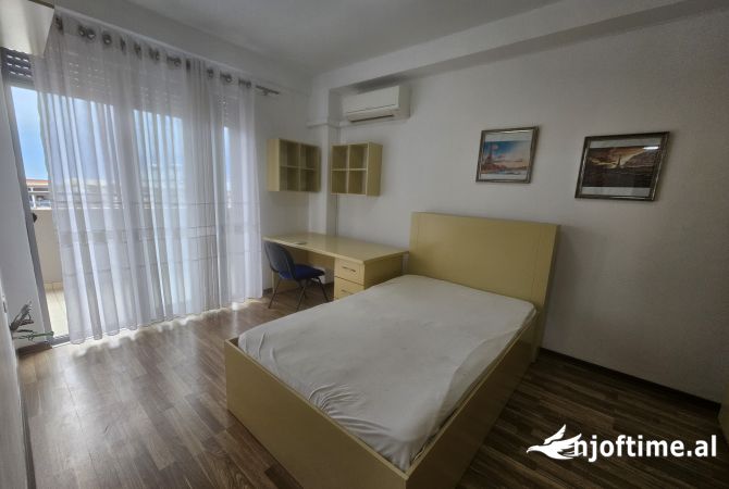 Shtepi me qera Apartament ne Tirane, 3+1, Mobilimi E mobiluar, Pagesa 1,000  Euro.