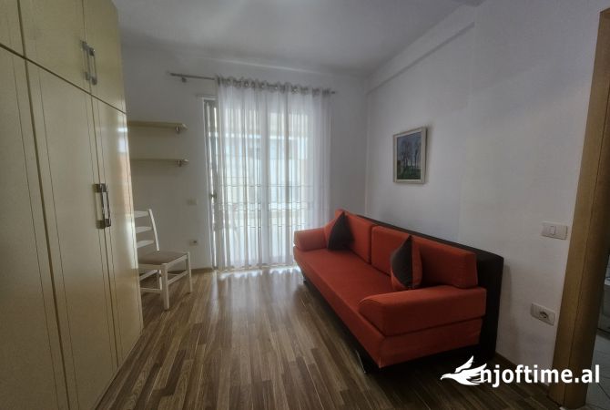 Shtepi me qera Apartament ne Tirane, 3+1, Mobilimi E mobiluar, Pagesa 1,000  Euro.