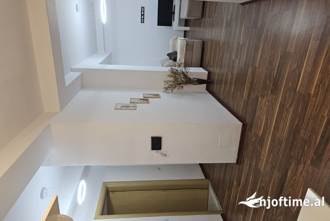 Shtepi me qera Apartament ne Tirane, 3+1, Mobilimi E mobiluar, Pagesa 1,000  Euro.