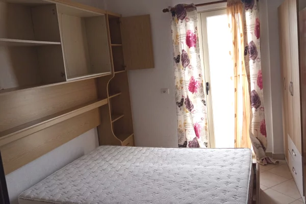 Shtepi me qera 1+1 ne Tirane - 30,000 Leke