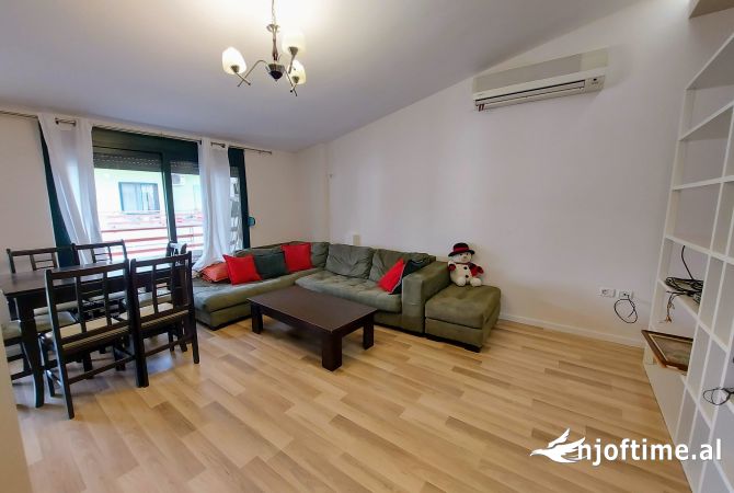 Shtepi ne shitje Penthose(kati i fundit panoramik) ne Tirane, 2+1, Mobilimi Pjeserisht e mobiluar, Pagesa 149,000  Euro.