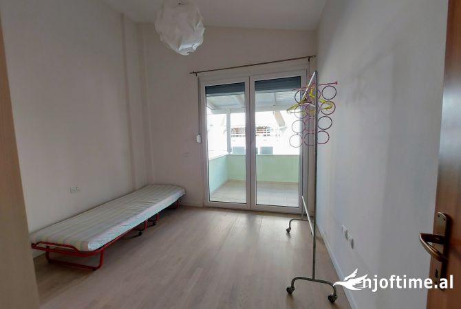 Shtepi ne shitje Penthose(kati i fundit panoramik) ne Tirane, 2+1, Mobilimi Pjeserisht e mobiluar, Pagesa 149,000  Euro.