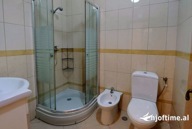 Shtepi ne shitje Penthose(kati i fundit panoramik) ne Tirane, 2+1, Mobilimi Pjeserisht e mobiluar, Pagesa 149,000  Euro.