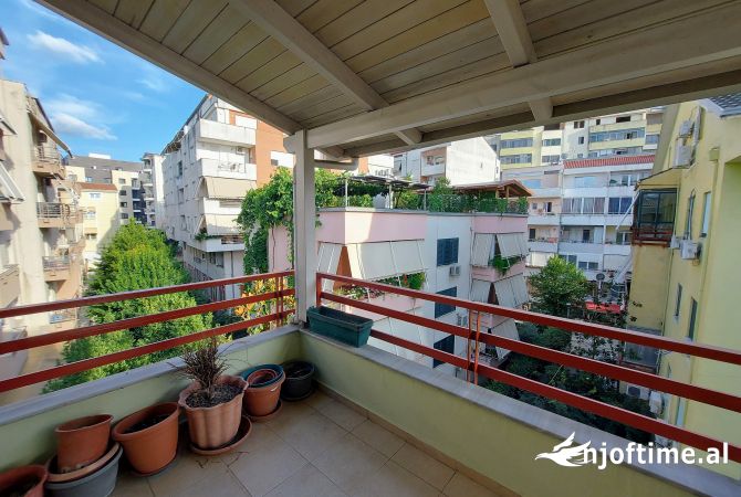 Shtepi ne shitje Penthose(kati i fundit panoramik) ne Tirane, 2+1, Mobilimi Pjeserisht e mobiluar, Pagesa 149,000  Euro.