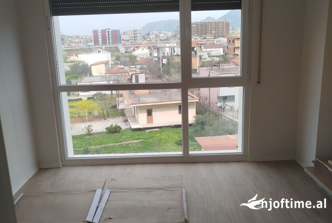 Shtepi me qera Apartament ne Tirane, 2+1, Mobilimi Pjeserisht e mobiluar, Pagesa 550  Euro.