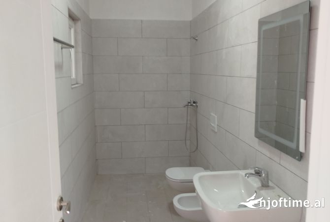 Shtepi me qera Apartament ne Tirane, 2+1, Mobilimi Pjeserisht e mobiluar, Pagesa 550  Euro.