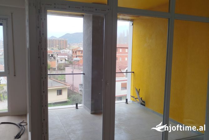 Shtepi me qera Apartament ne Tirane, 2+1, Mobilimi Pjeserisht e mobiluar, Pagesa 550  Euro.