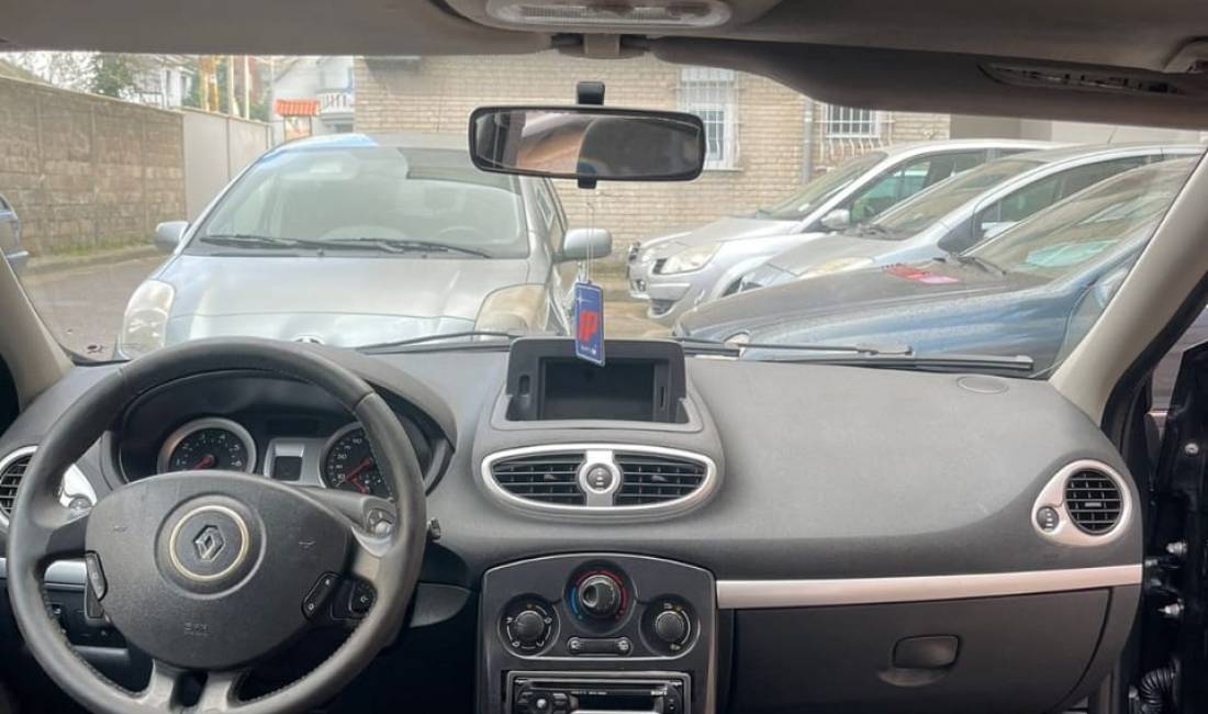 Makina ne shitje ne Tirane, Renault, 2009 Benzine,Kambio Manual Pagesa 3,000  Euro.