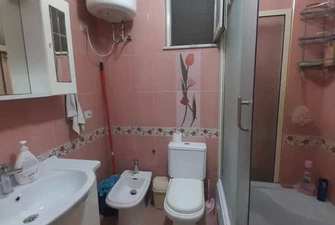 Shtepi me qera Shtepi Private ne Tirane, 1+1, Mobilimi E mobiluar, Pagesa 450  Euro.