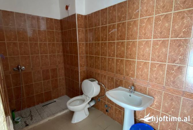 Shtepi ne shitje Apartament ne Tirane, 2+1, Mobilimi Bosh, pa mobiluar, Pagesa 83,000  Euro.