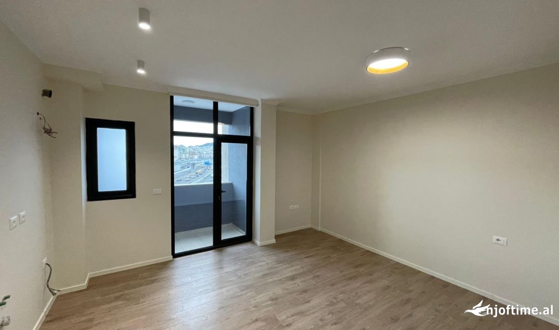 Shtepi ne shitje Apartament ne Tirane, 2+1, Mobilimi Bosh, pa mobiluar, Pagesa 135,000  Euro.