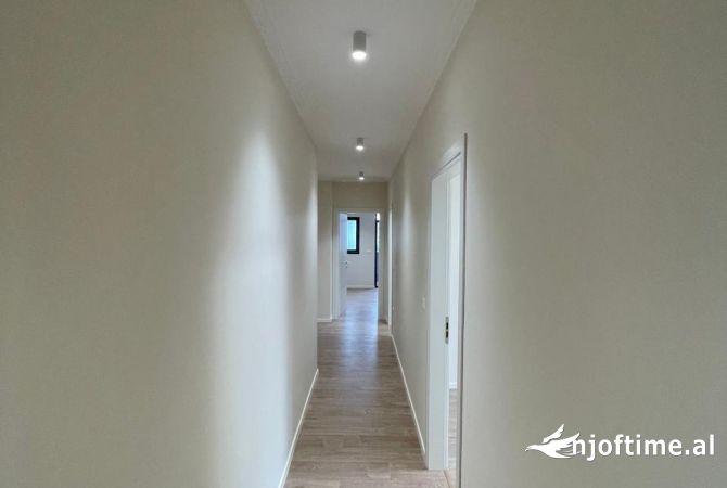 Shtepi ne shitje Apartament ne Tirane, 2+1, Mobilimi Bosh, pa mobiluar, Pagesa 135,000  Euro.